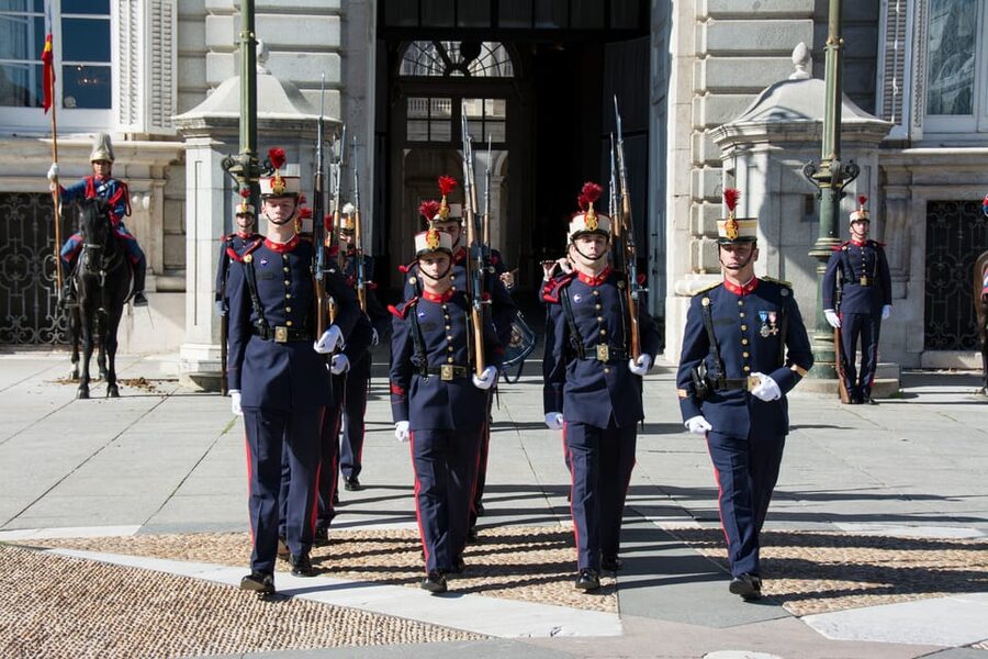 Madrid: Royal Palace Guided Tour with Skip-the-Line Entry - The guides make the difference