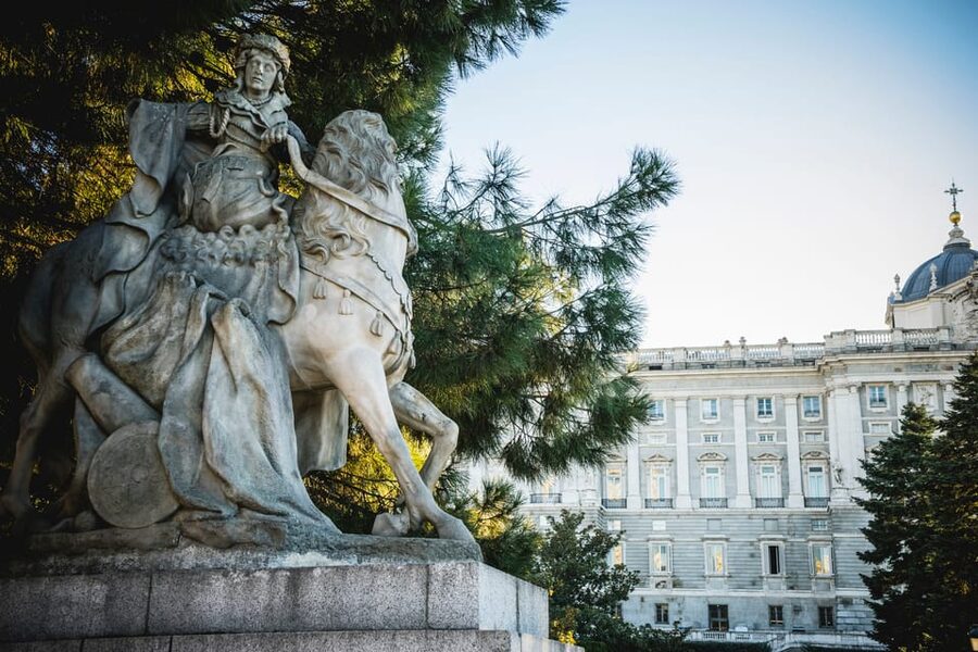 Madrid: Royal Palace Guided Tour with Skip-the-Line Entry - How the two-hour schedule feels