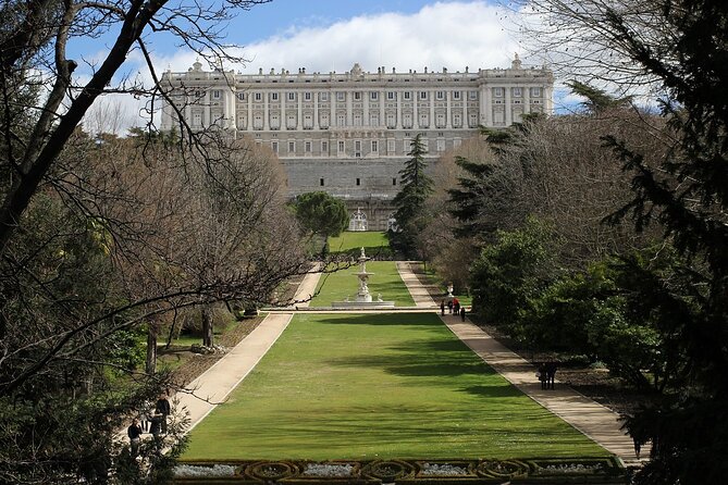 Madrid: Royal Palace Guided Tour with Skip the Line Ticket - Why the Royal Palace is worth seeing