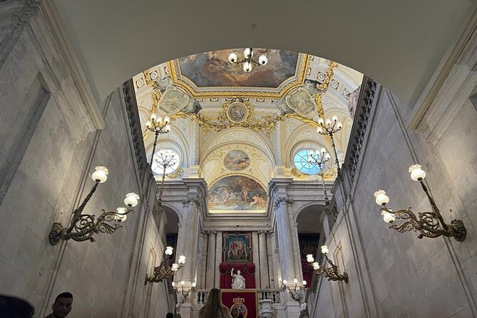 Madrid: Royal Palace Guided Tour with Skip the Line Ticket - The guide makes the biggest difference