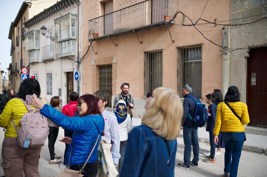 Madrid: Segovia and Toledo Tour, Alcazar, and Cathedral - Guides, headphones, and the bilingual format