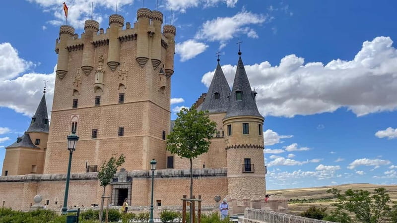 Madrid: Segovia & Ávila Full Day with Alcázar & Wall Tickets - One hour to eat and wander in Segovia