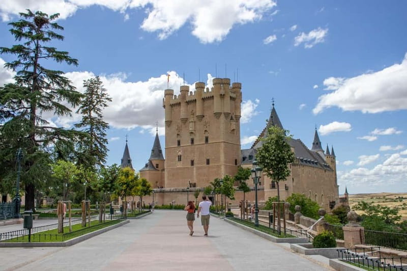 Madrid: Segovia & Ávila Full Day with Alcázar & Wall Tickets - Walking the medieval walls