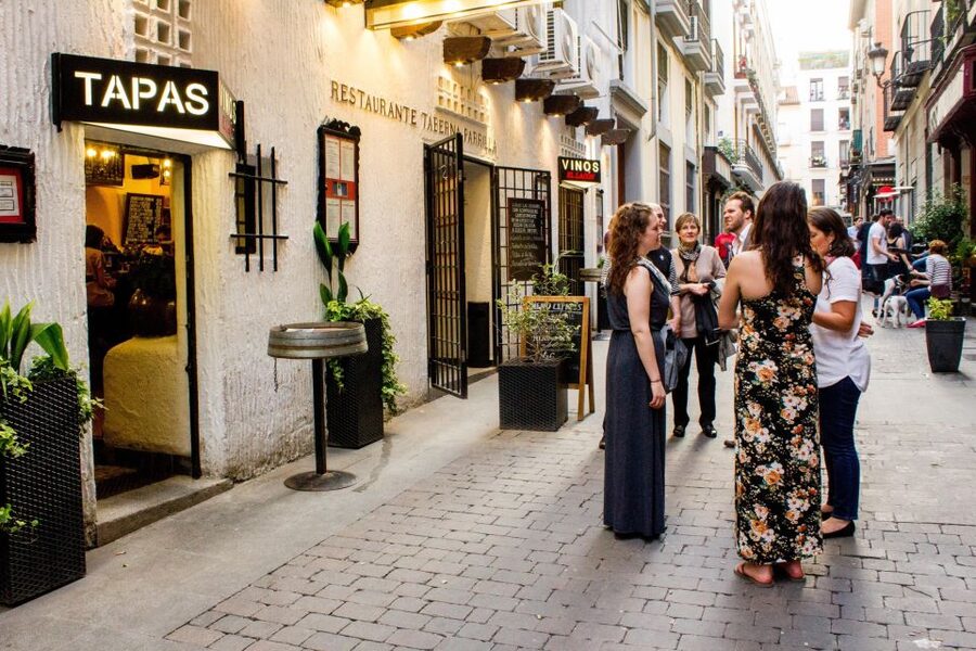 Madrid: Tapas & Wine Tasting Tour with Local Guide - Fourth stop: Madrid de los Austrias and the final plates