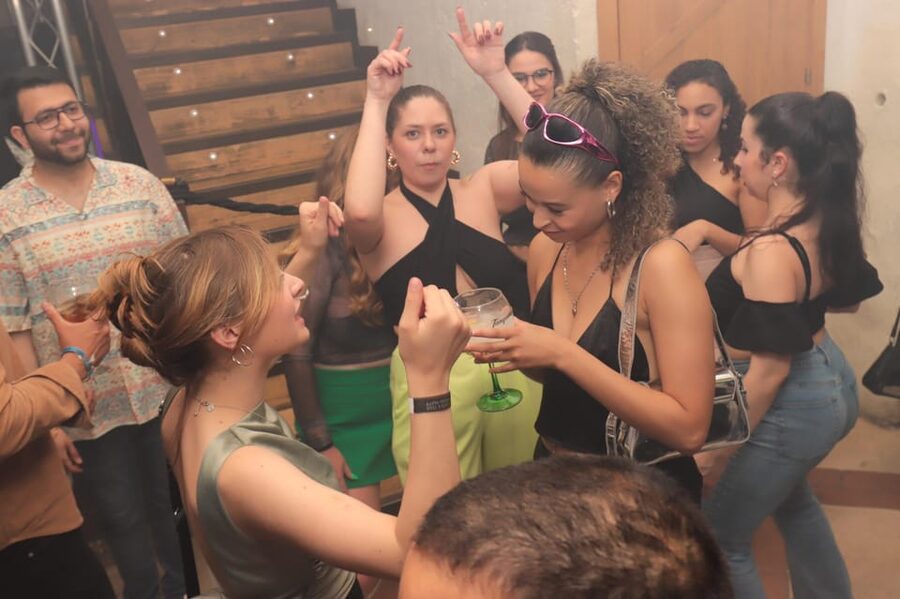 Madrid: Top Pub-Crawl with Drinks and Nightclub Entry - Stop three: Las Letras Quarter and the first dance break