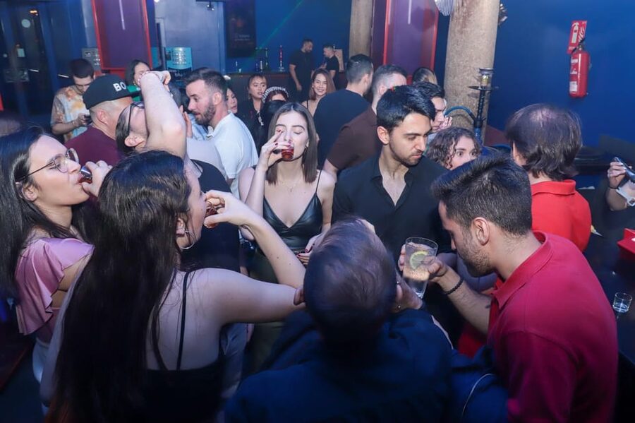 Madrid: Top Pub-Crawl with Drinks and Nightclub Entry - What $10 really gets you