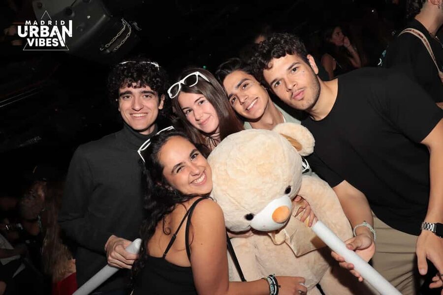 Madrid: Top Pub-Crawl with Drinks and Nightclub Entry - Meeting at El Oso y el Madroño in Puerta del Sol