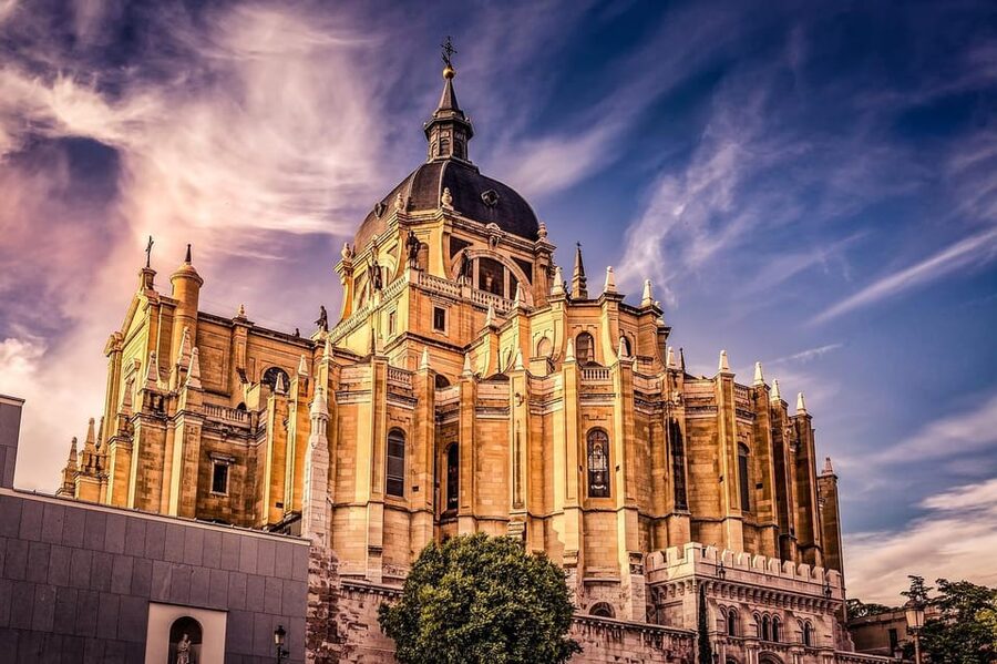 Madrid: Welcome to Madrid Guided Walking Tour in English - Walking pace, timing, and what to bring