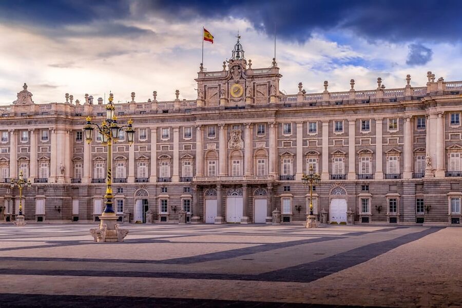 Madrid: Welcome to Madrid Guided Walking Tour in English - Plaza de la Villa and Madrid’s older layers