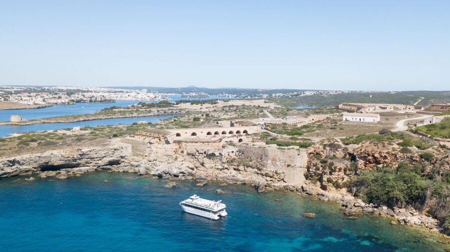 Mahon: Harbor Boat Tour with Underwater Viewing & Commentary - Tips for getting more from the hour