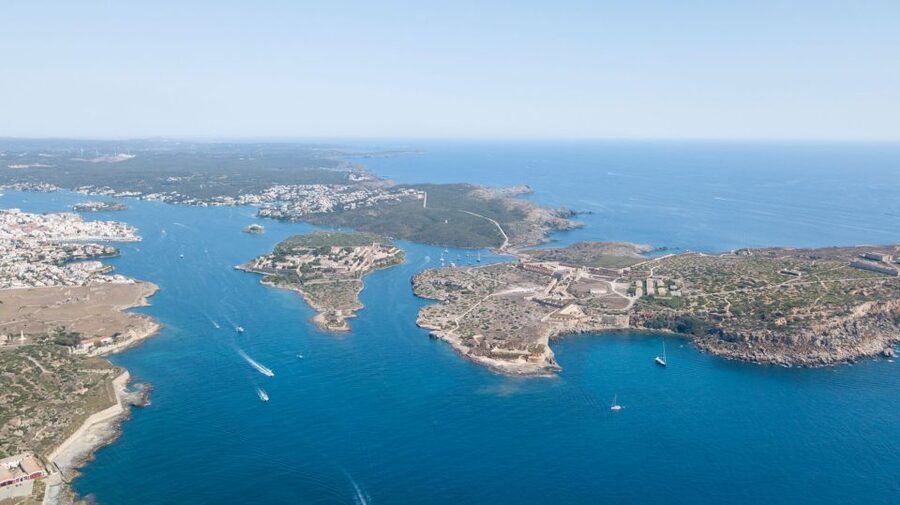Mahon: Harbor Boat Tour with Underwater Viewing & Commentary - Who should book this Mahón cruise?