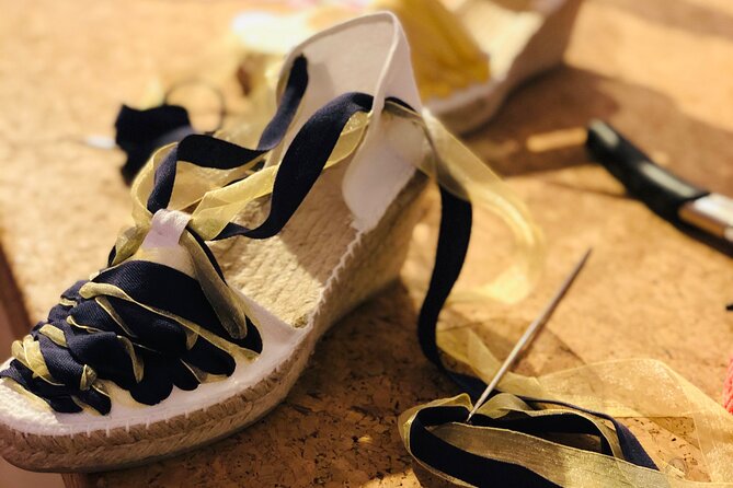 Make Authentic Espadrilles in Barcelona - Arriving at Carrer d’Avinyó, 8