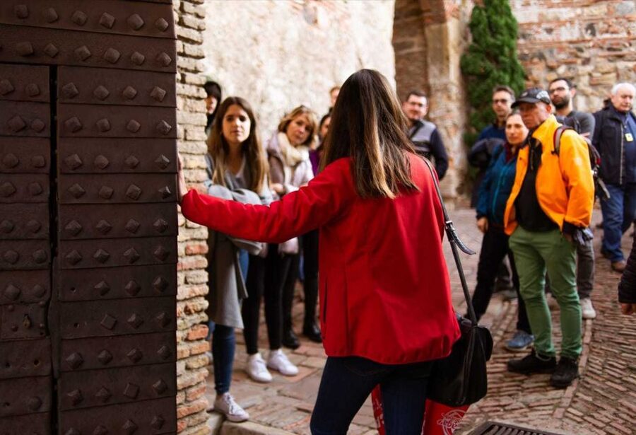 Málaga: Alcazaba and Roman Theatre Guided Tour With Entry - Finding the red umbrella at the Roman Theatre