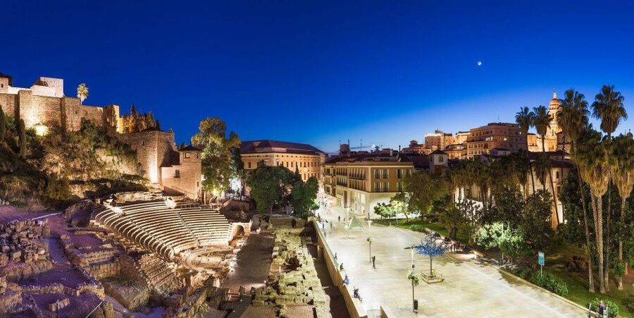 Málaga: Cathedral, Alcazaba, Roman Theater Walking Tour - The Cathedral and the reality of mass days