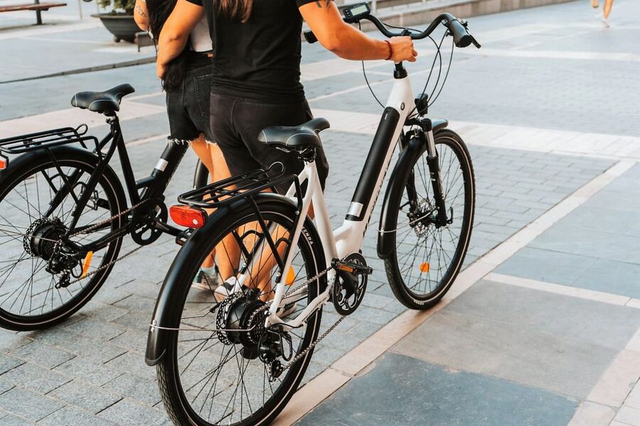 Malaga: Electric Bike Rental - Getting comfortable on the Sidney electric bike