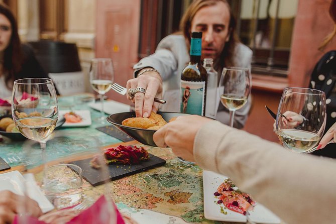 Málaga Evening Tapas Crawl Tour by Food Lover Tour - The guides make the difference