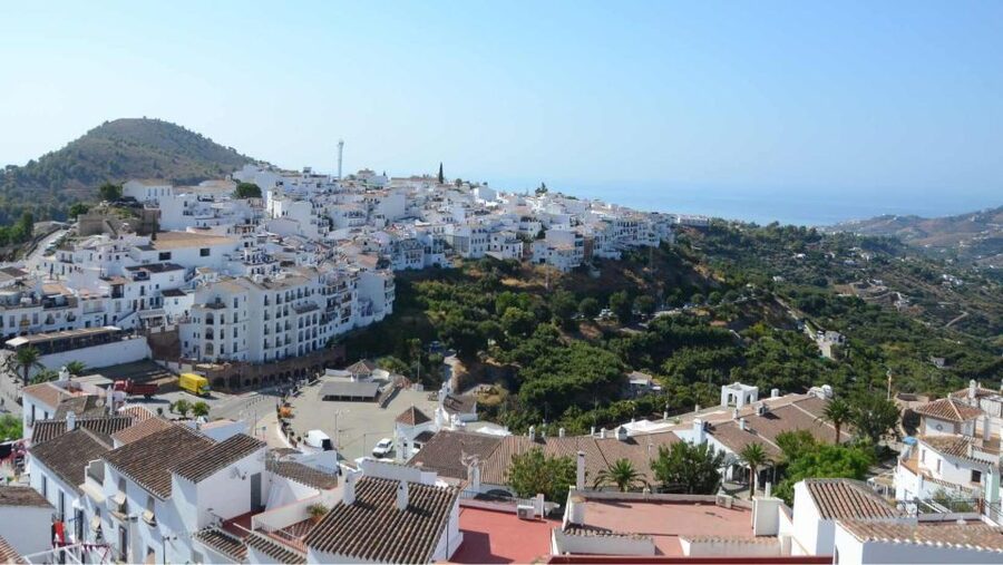 Malaga: Frigiliana & Nerja Tour with Local Product Tastings - What the time split means for you