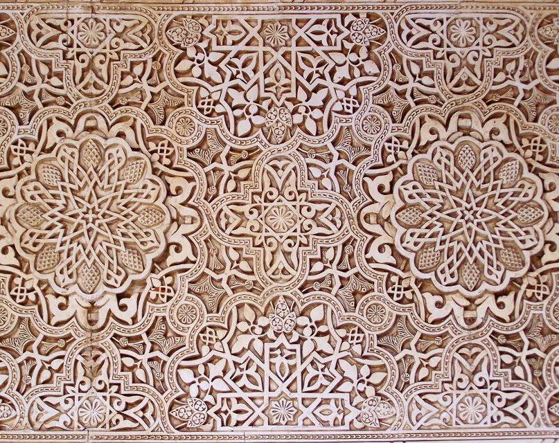 Malaga: Granada Day Trip with Alhambra, Palaces and Gardens - Guide quality, languages, and group comfort