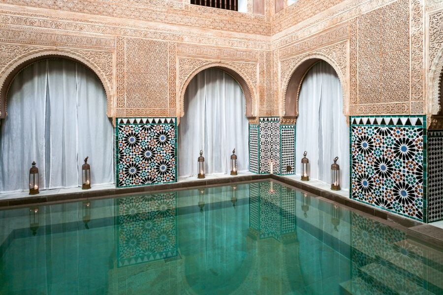 Malaga: Hammam Al Ándalus Entry Ticket with Massage - Mint tea in the lounge