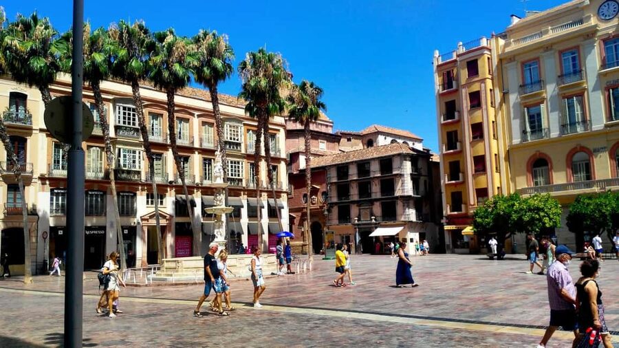 Málaga: Historic Center Tour with Local Guide - The cathedral and the story of La Manquita
