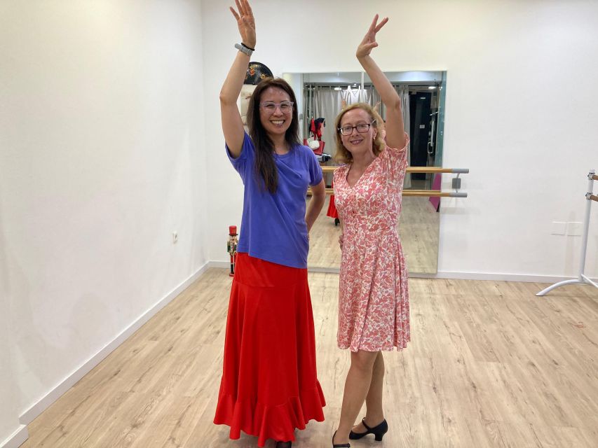 Málaga: Learn to dance flamenco rumba in 45 minutes - The first few minutes: warm-up and Spanish rhythm