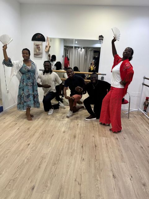 Málaga: Learn to dance flamenco rumba in 45 minutes - Fans, hats, shawls, and the final routine