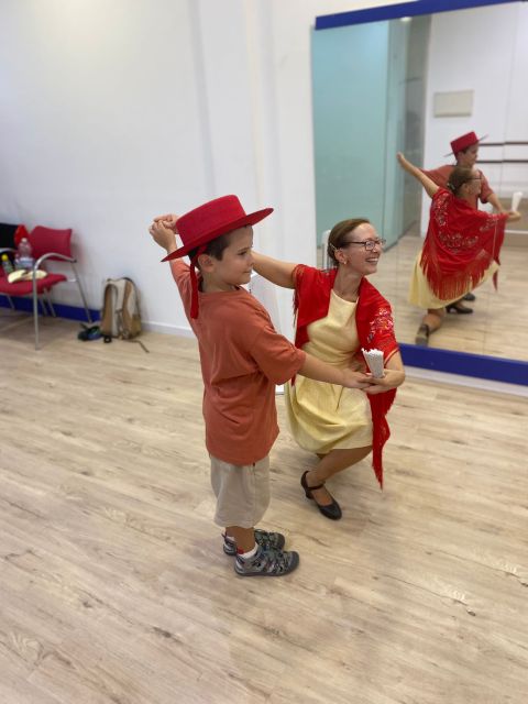 Málaga: Learn to dance flamenco rumba in 45 minutes - Who will enjoy this most?