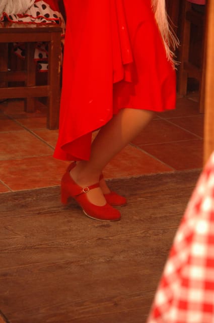 Málaga: Learn to dance flamenco rumba in 45 minutes - Arriving at Galerías Goya on Calle Calderería