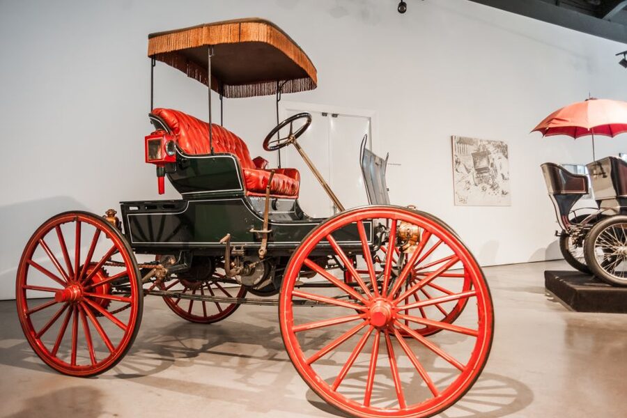 Málaga: Museo del Automóvil y la Moda Ticket - Sunday at 12:30: hear the engines run