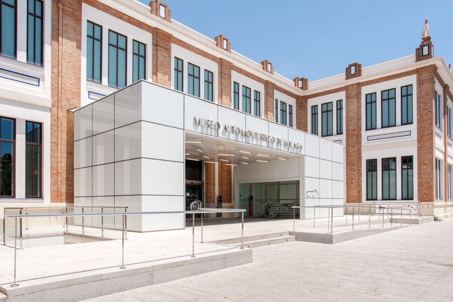 Málaga: Museo del Automóvil y la Moda Ticket - Start with the building, then slow down