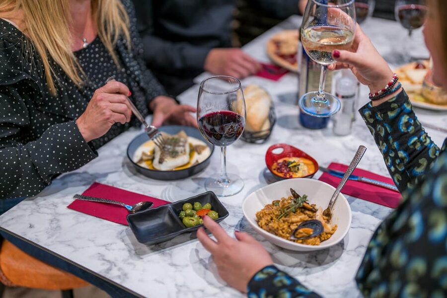 Malaga: Show and Food at Alegría Flamenco and Restaurant - The 90-minute meal comes first