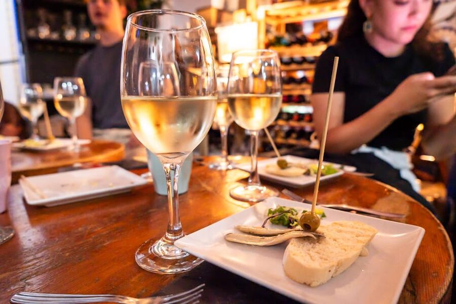 Malaga: Wine and Tapas Tour with Tastings and Drinks - Walking between bars with a local guide