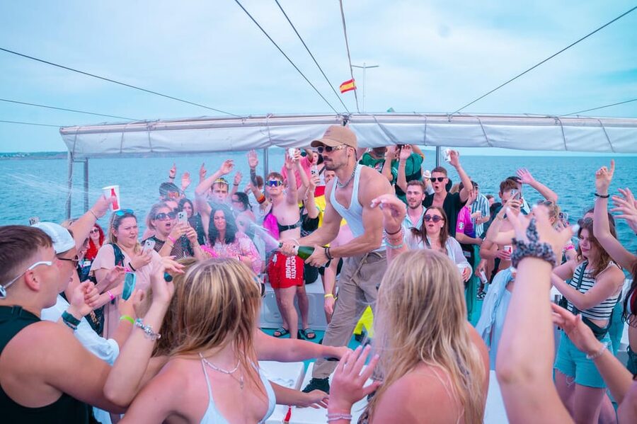 Mallorca: Boat Party with DJ, Buffet and Entertainment - Starting at the Palma marina