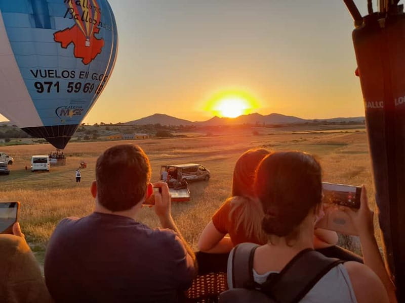 Mallorca: Hot Air Balloon Flight with Private Options - Watching the balloon come alive