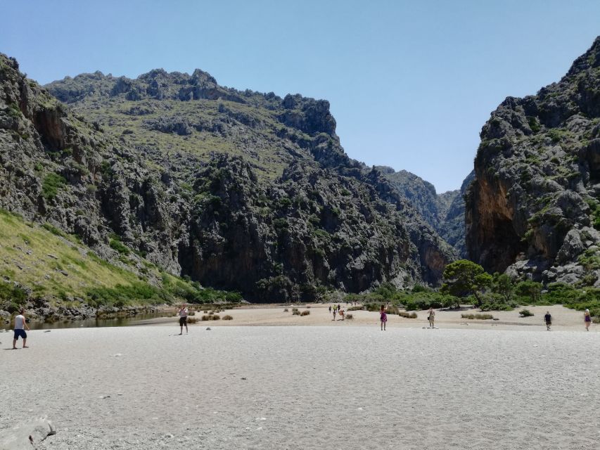 Mallorca: Island Tour with Boat, Train, and Hotel Transfer - The morning pickup and the long road west