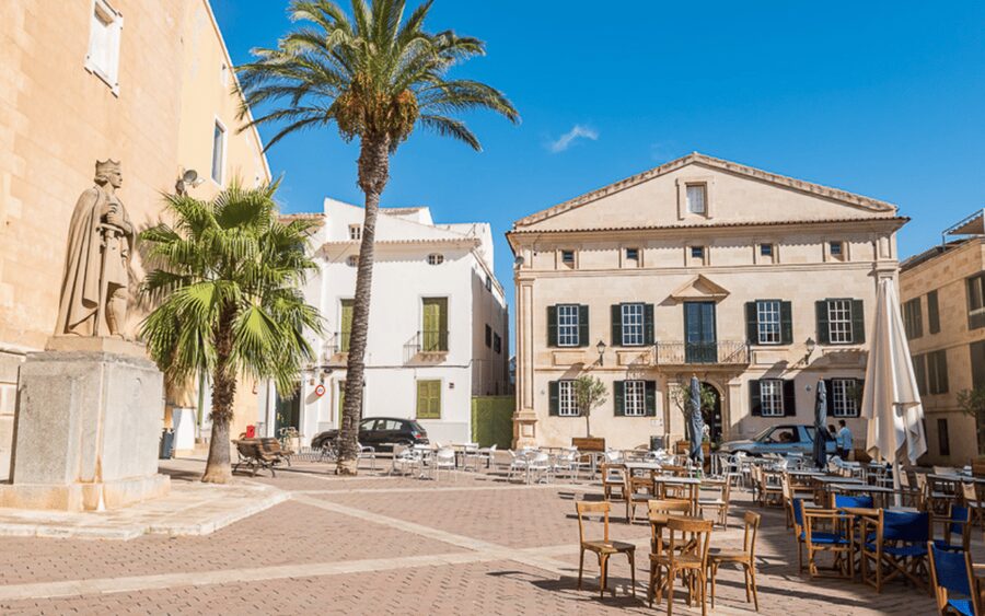 Menorca: Mahon Guided Walking Tour with History & Tastings - The Ensaimada stop at Horno Santo Cristo