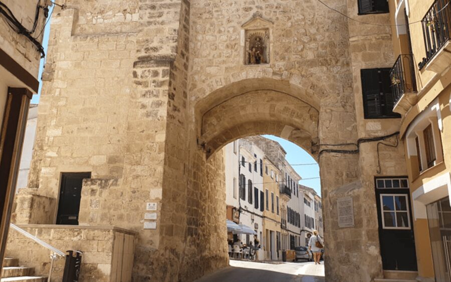 Menorca: Mahon Guided Walking Tour with History & Tastings - El Carme, Es Claustre, and La Miranda