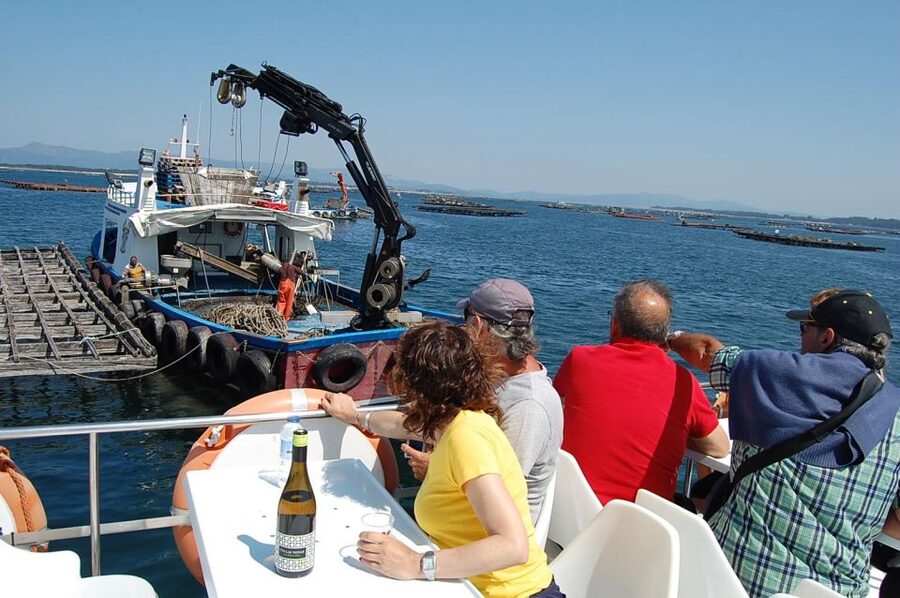 O Grove: Boat Tour at the Arousa estuary with mussel tasting - The crew and the tone of the outing