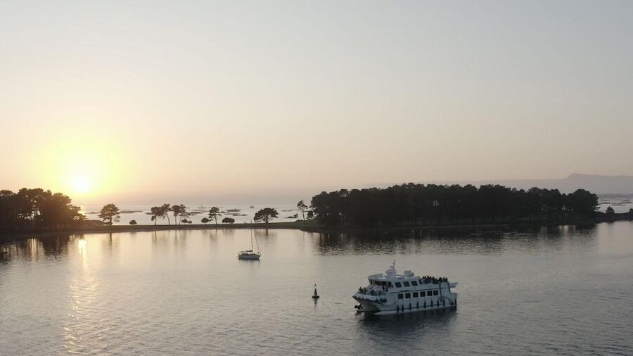 O Grove: Boat Tour at the Arousa estuary with mussel tasting - Starting at Pier No. 3 in O Grove