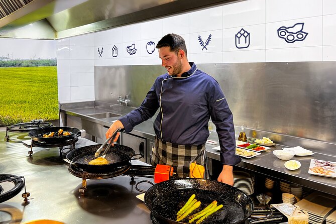 Paella Cooking Class, Wine Tasting & Central Market in Valencia - The cooking class: learning the order of the pan