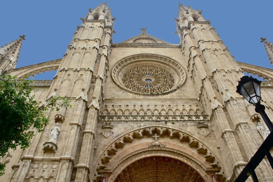 Palma de Mallorca: City Walking Tour with The Cathedral - Narrow streets, the Parliament, and Plaza de Cort