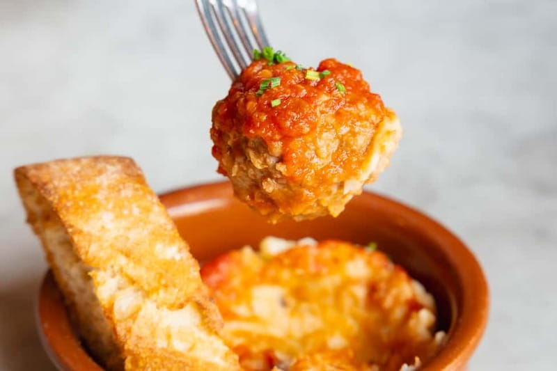 Palma de Mallorca: Gourmet Tapas and Wine Tour - Finishing At Maura Cafe and Bar