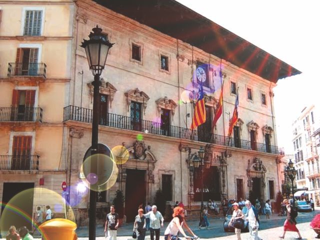 Palma de Mallorca: Guided Tour of the Old Town - Almudaina Palace and the city’s public face