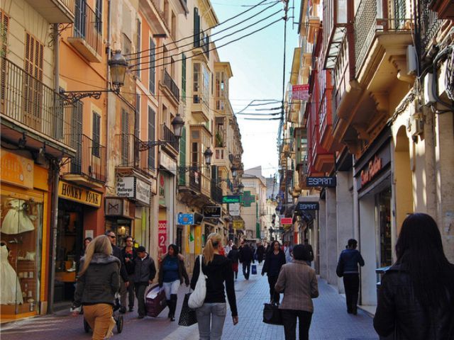 Palma de Mallorca: Guided Tour of the Old Town - Plaça Cort, BORN, and lively public spaces