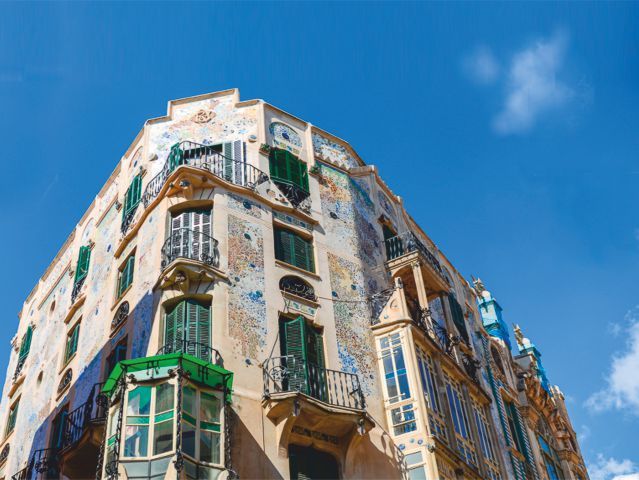 Palma de Mallorca: Guided Tour of the Old Town - Stories about builders, residents, and Palma’s past