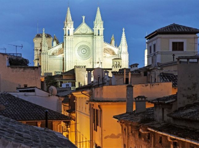 Palma de Mallorca: Old Town Atmospheric Evening Tour - Plaza del Mercat and the Gerber District
