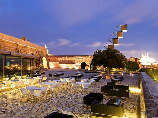 Palma de Mallorca: Old Town Atmospheric Evening Tour - Palma Cathedral and Parc de la Mar