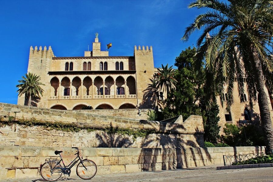 Palma de Mallorca Old Town Guided Bike Tour (Small Groups) - Es Baluard and the first look at modern Palma