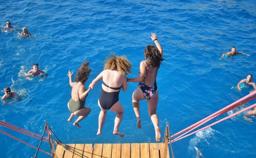 Palma de Mallorca: Palma Bay Boat Tour with Snorkeling - Pizza, water, and a surprisingly substantial lunch