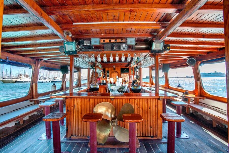 Palma de Mallorca: Palma Bay Boat Tour with Snorkeling - DJ, guitar, and the social side of the boat